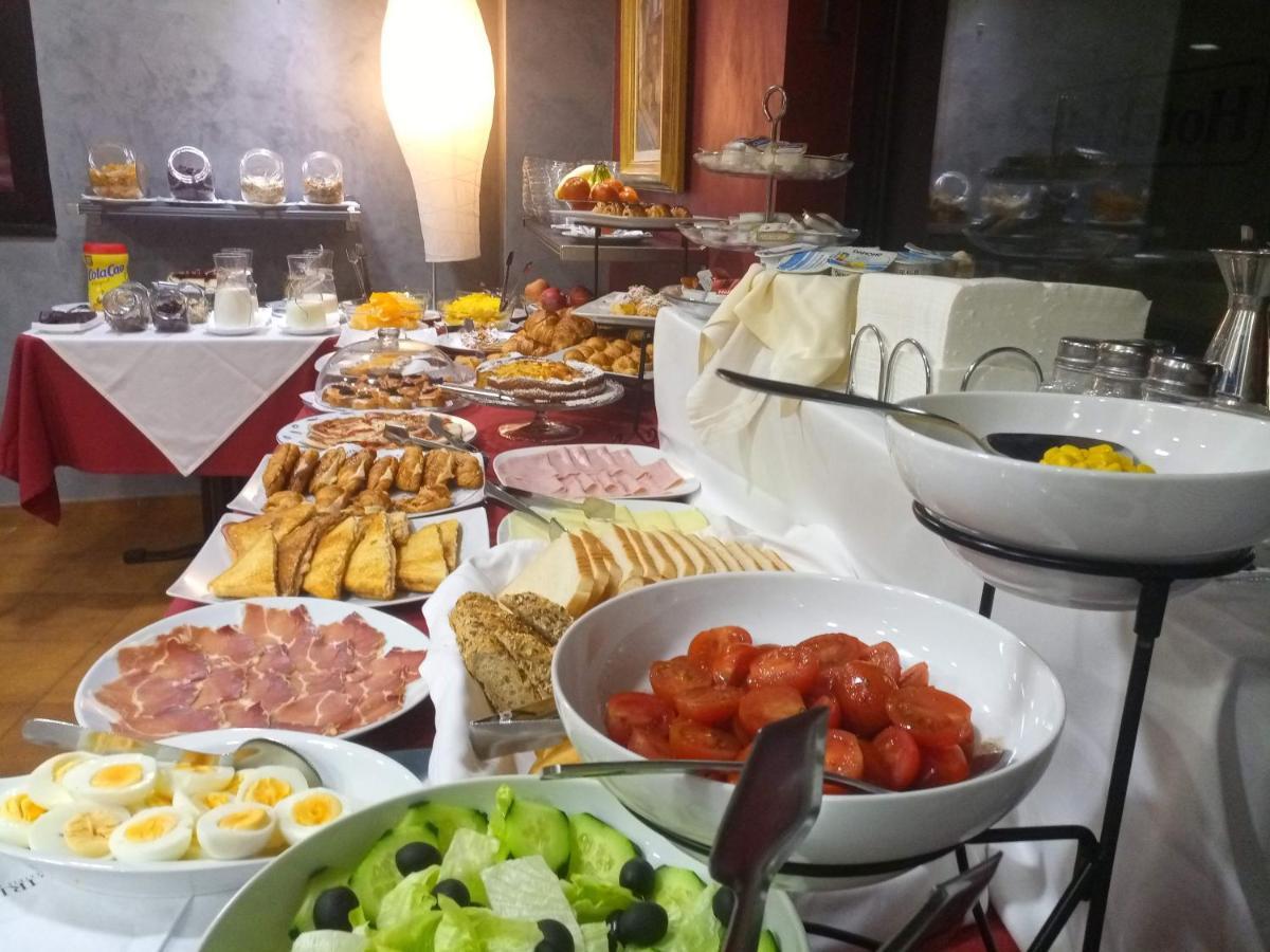 鸢尾花酒店 格拉诺列尔斯 外观 照片